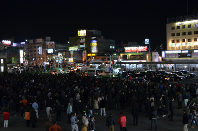 12月5日人で埋め尽くされたJR奈良駅前