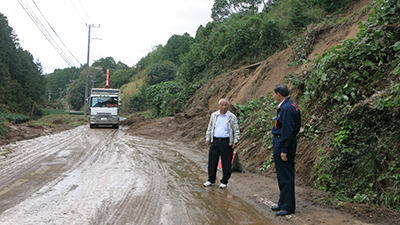 桃香野地区の県道法面崩壊状況