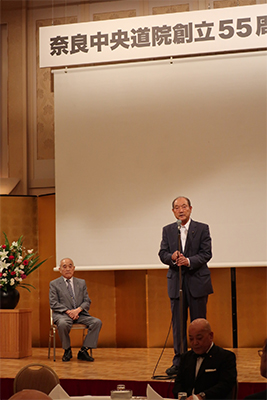 祝辞を述べる