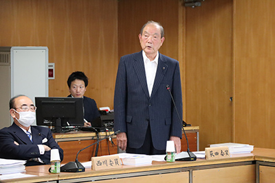 質問に立つ荻田県議