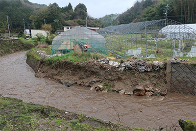 崩れる河川